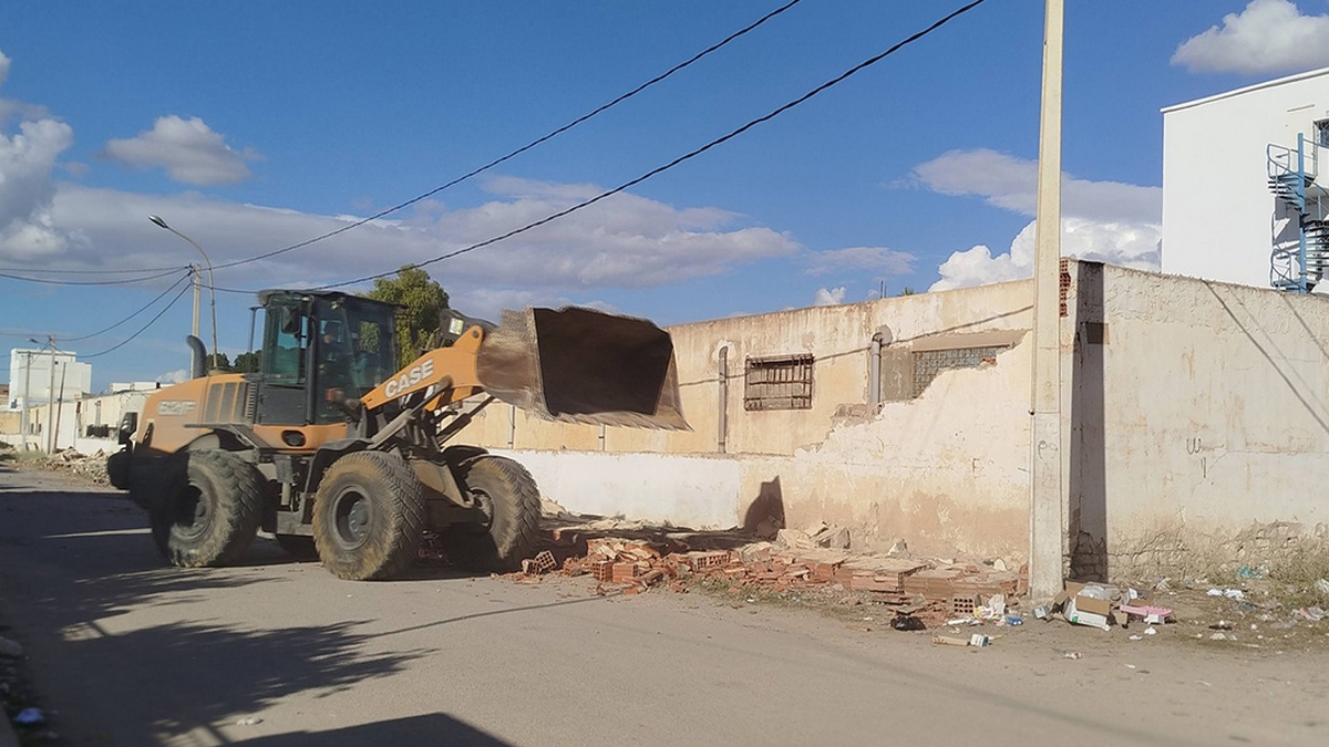 ازالة جزء من السور الخلفي والجانبي لمركز تكوين والتدريب المهني بالقيروان