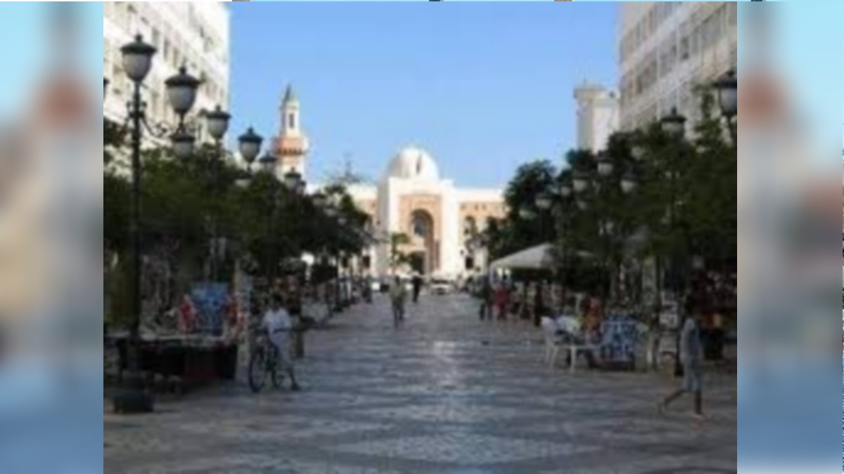 صفاقس : ساحة 100 متر ...من  الرومانسيّة الجميلة  الى الجمود والقضاء على  باب  بحر