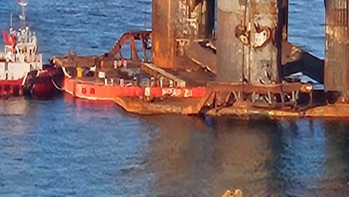 بنزرت : انتشال المنصة البترولية الرابضة بسواحل شاطئ الحويشات