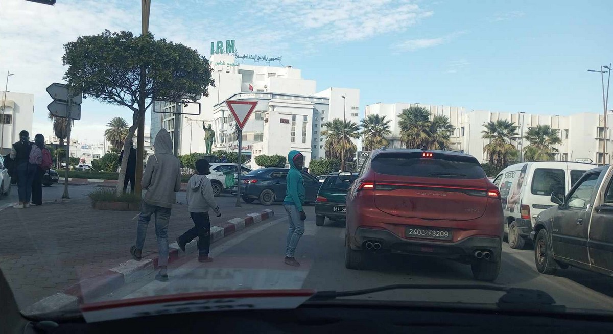 صفاقس : تسوّل اطفال افارقة جنوب  الصحراء  وسيلة لجمع اموال 