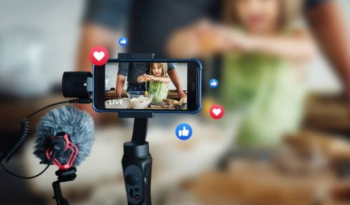 حين سرقت الكاميرا أرواحنا… أشرف المذيوب