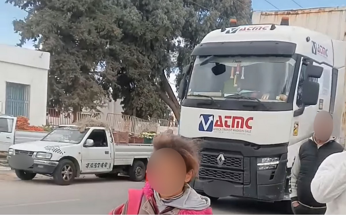 صفاقس : تنيور  تعيش  اختناقا مروريا  رهيبا  ...والشاحنات العملاقة جنبا  الى جنب مع  التلاميذ