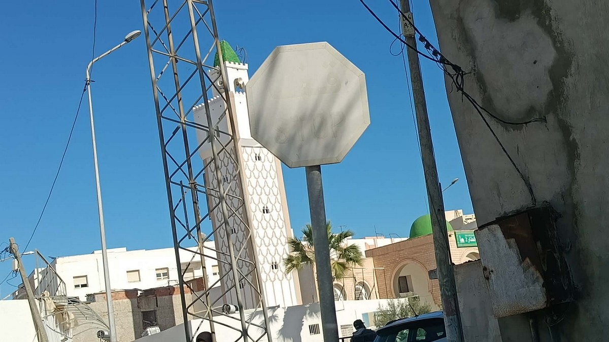 صفاقس : لافتة مرورية عذراء