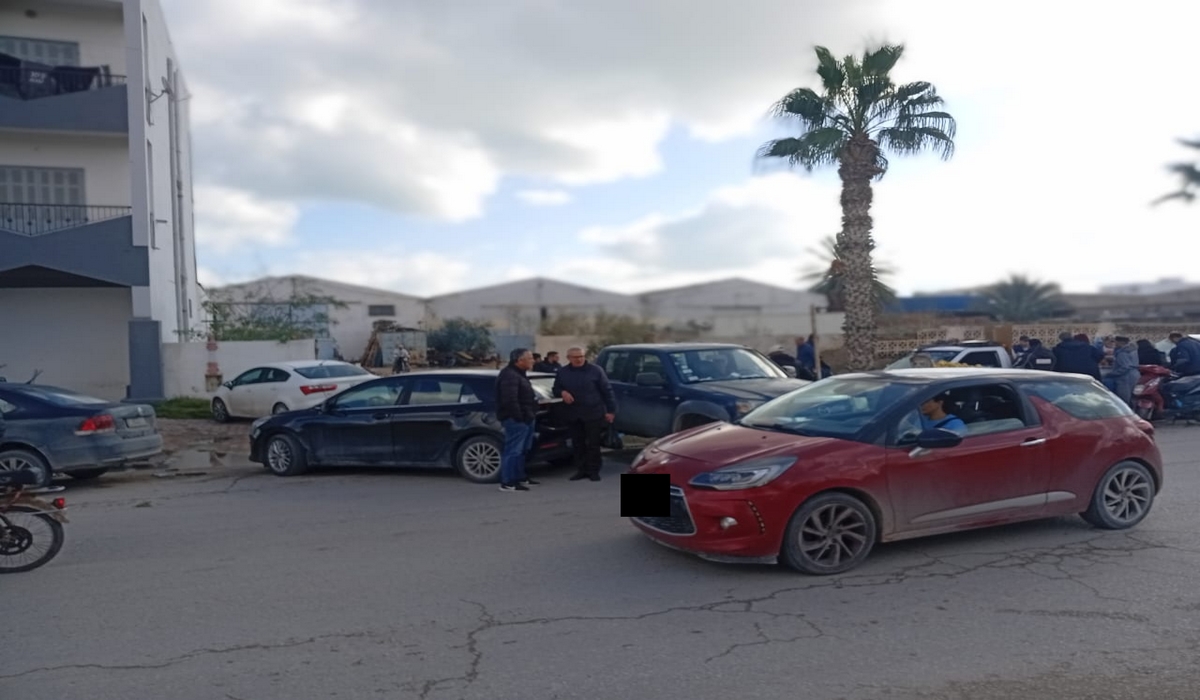 صفاقس : تشكيات من فوضى ركن الشاحنات وتعطيل حركة الدخول الى مواقع العمل