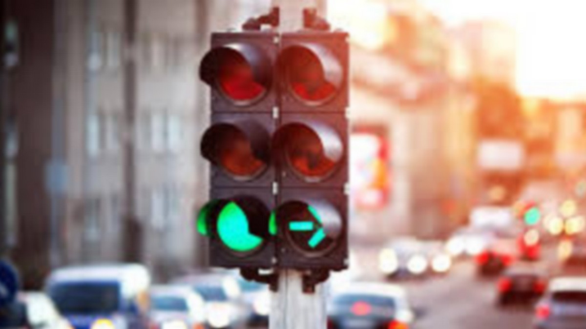 تجربة أولى من نوعها : تشغيل أضواء المرور الخاصة بالمترجلين بشارع 14 جانفي بالمنطقة السياحية بسوسة