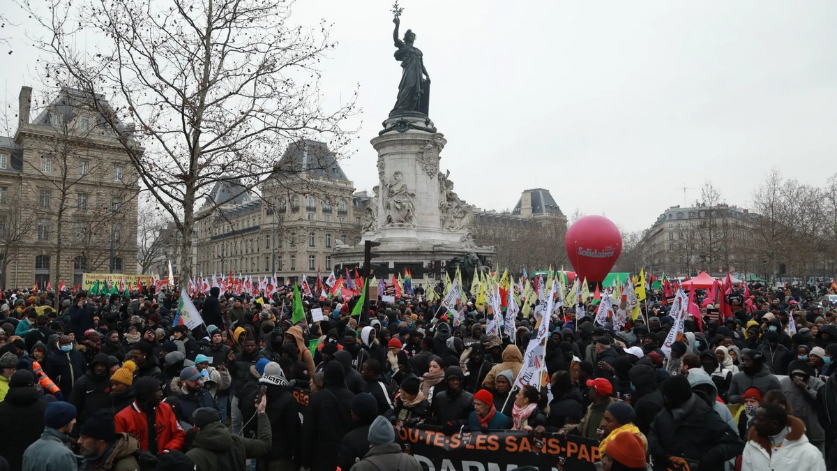مظاهرات في فرنسا ضد تشديد سياسات الهجرة ودعوات لمسيرات تضامن أسبوعية