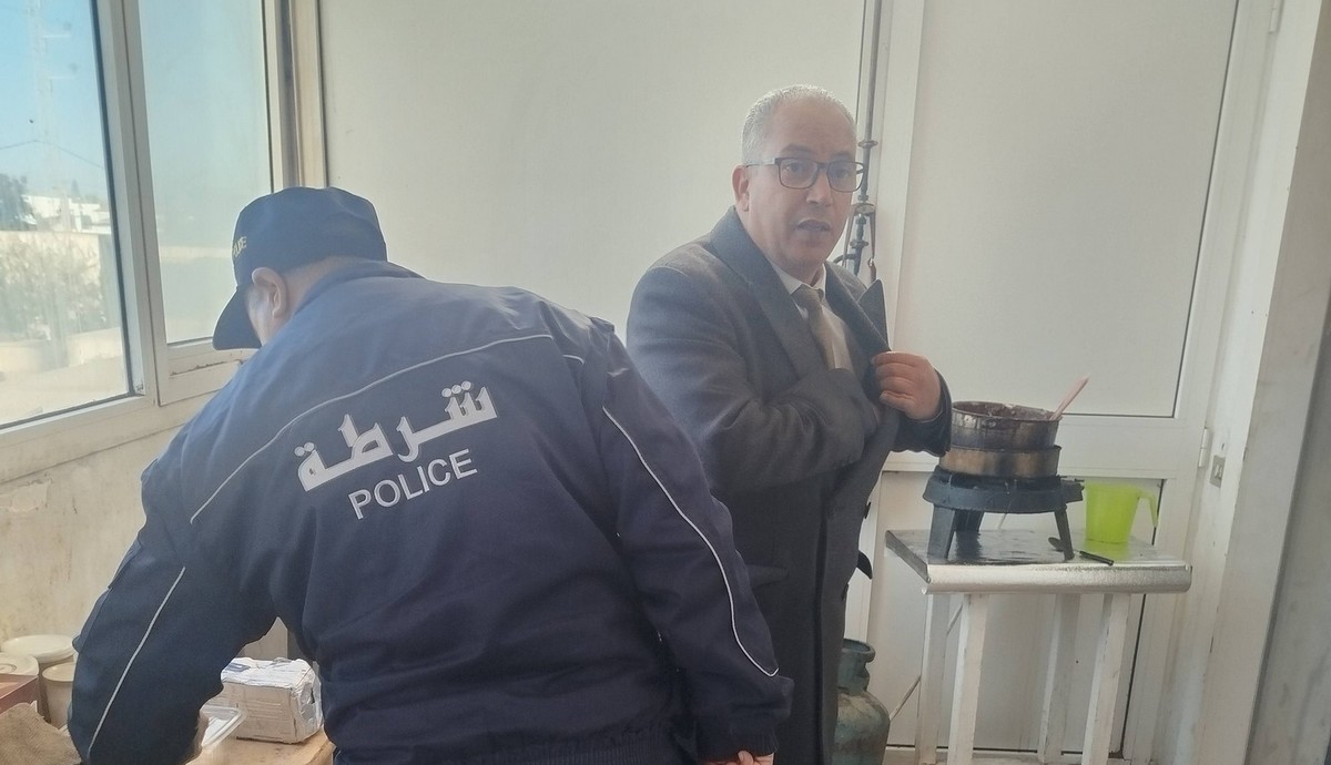 قرمدة: معتمد صفاقس الجنوبية  يساهم  في  حملة بلدية  على مصانع مرطبات راس  السنة