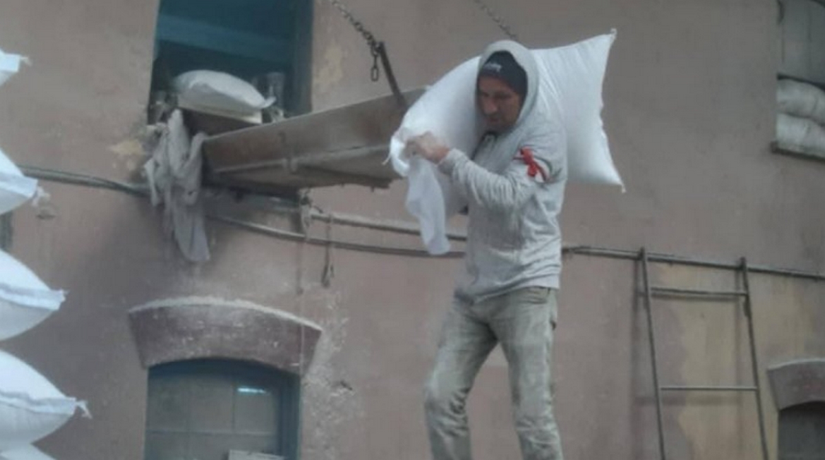 في انتظار إضراب 5 و6 جانفي : عمال المطاحن يرفعون الشارة الحمراء