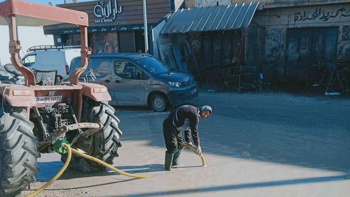 بلدية ساقية الزيت تشفط  المياه وتنبه على  الاوناس