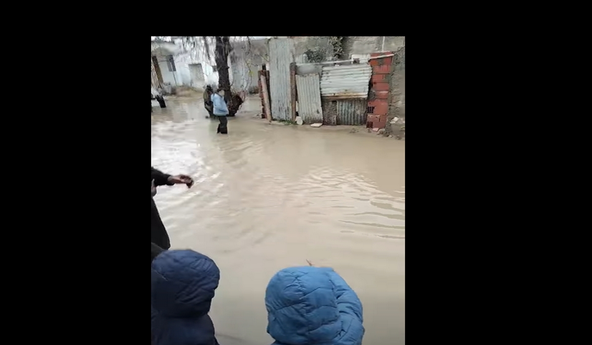 صفاقس مواطن من متضرري الأمطار الأخيرة بطريق العين ينتفع ببرنامج تحسين المسكن