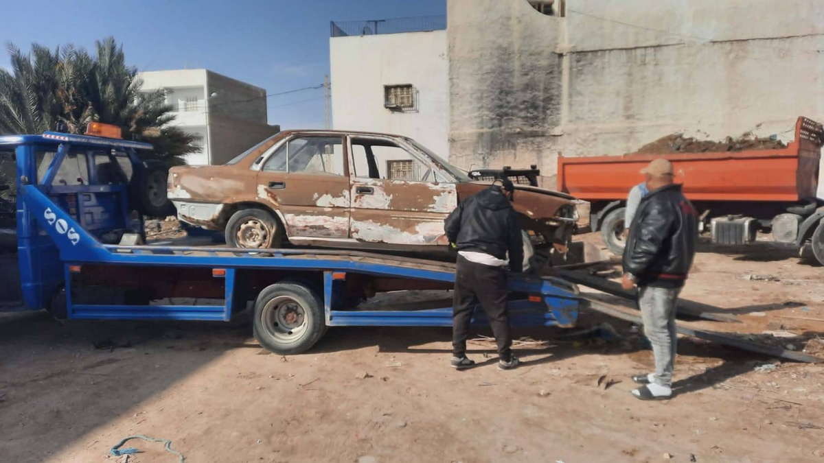 صفاقس حملة للقضاء على المظاهر المُخلّة بالمشهد الحضري ورفع هياكل السيارات القديمة