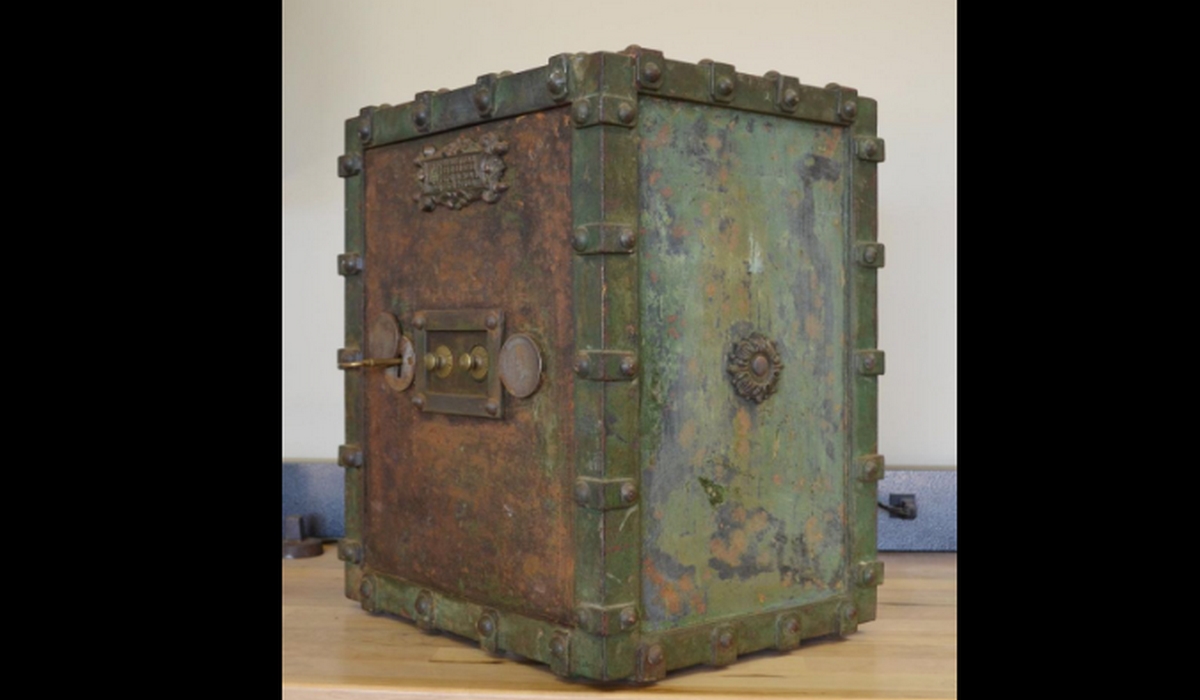 صفاقس : فتح خزانة تعود لأكثر من 100 سنة في قبو عمارة بباب البحر وهذا ما تمّ العثور عليه