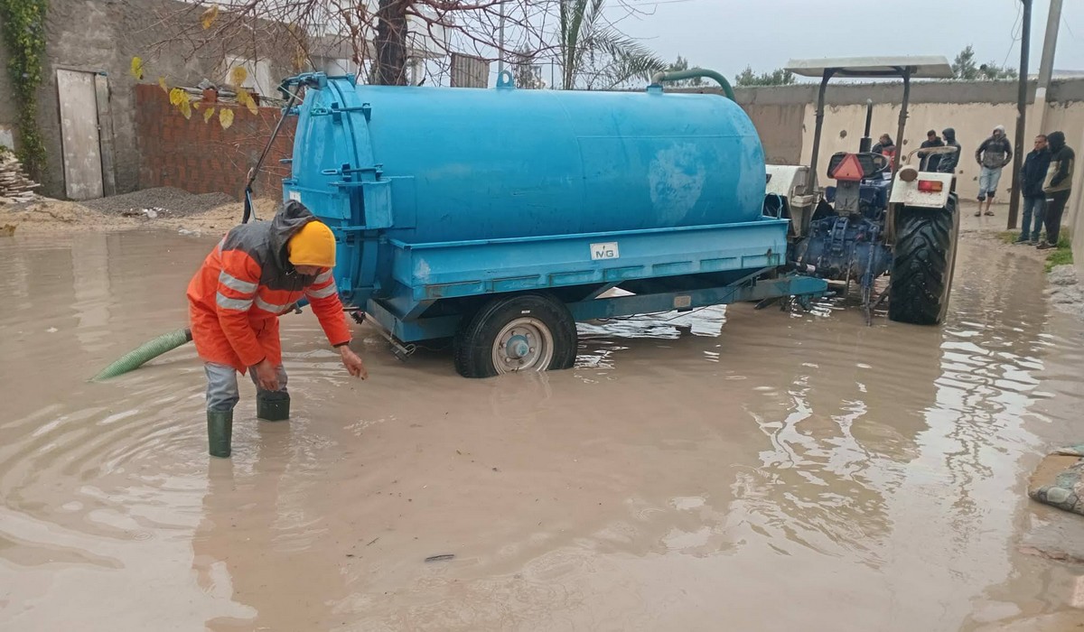 صفاقس بلدية العين تتدخل  لشفط المياه إثر تهاطل الأمطار