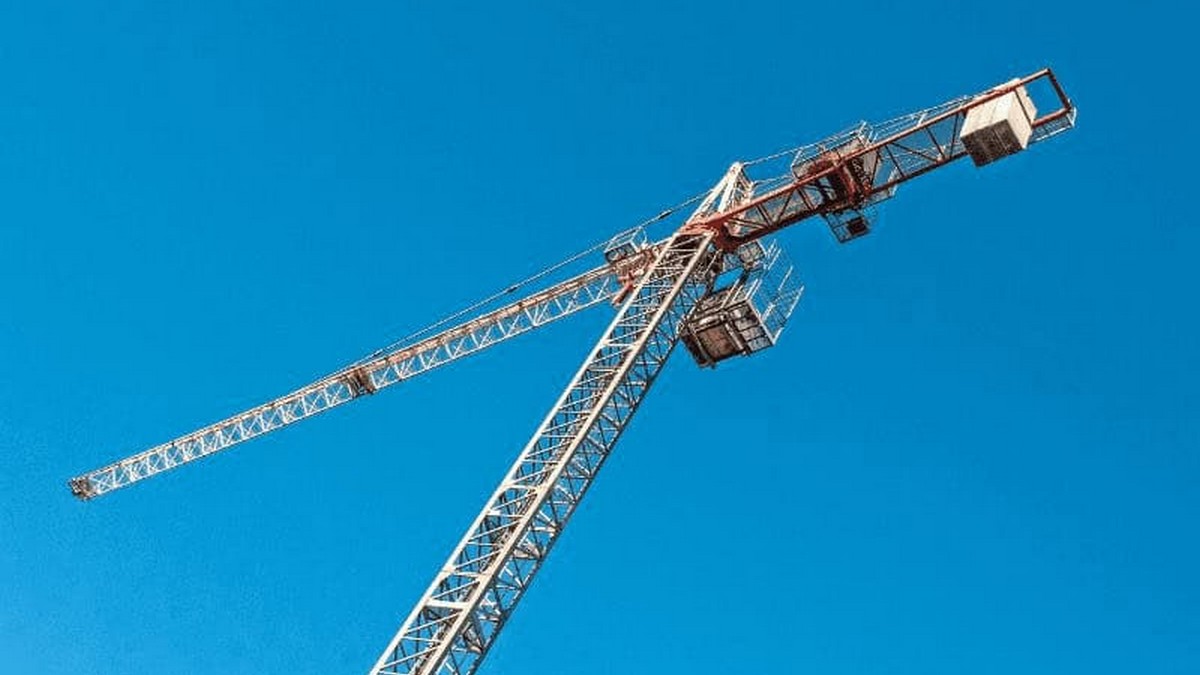 صفاقس : الرافعات في  حضائر  البناء تمثّل  خطرا  داهما  في  مثل  هذه الظروف المناخيّة