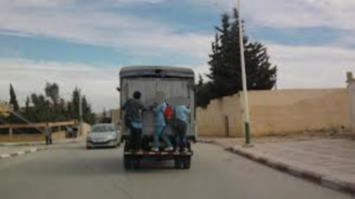 ظاهرة خطيرة تتطوّر  في  صفاقس : تلاميذ يتعلّقون بالشاحنات عند خروجهم من اعدادياتهم