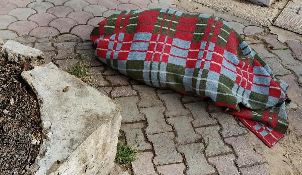 في  صفاقس : امراة تفترش  الارض  قرب المقرّات  الرسميّة  للدولة