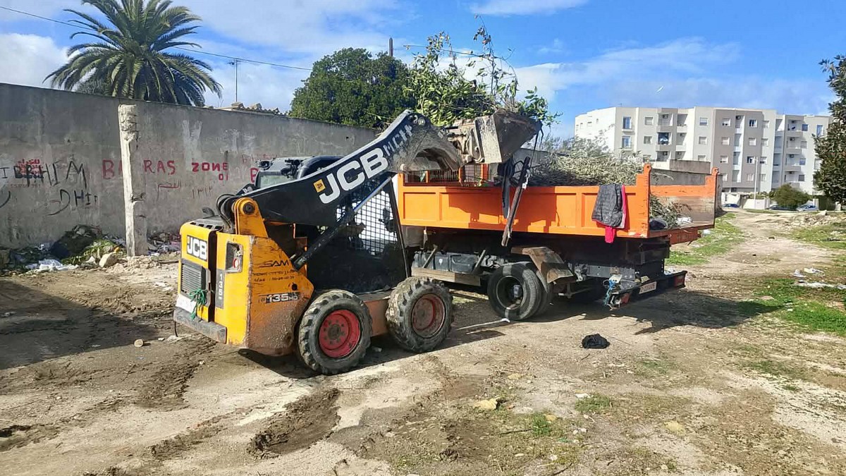 بلدية  سوسة ترفع  فواضل ومخلفات سيلان مياه الامطار