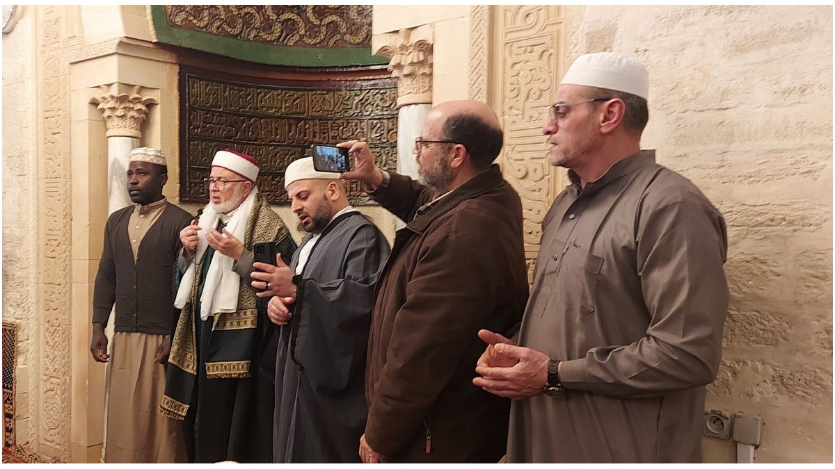 صفاقس : كامروني يعلن دخوله إلى الإسلام بالجامع الكبير إثر صلاة الجمعة