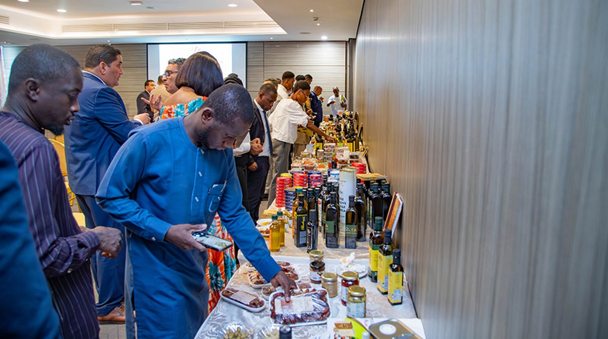 سفارة تونس بالكوت ديفوار تنظم يوما تجاريا للتعريف بزيت الزيتون التونسي