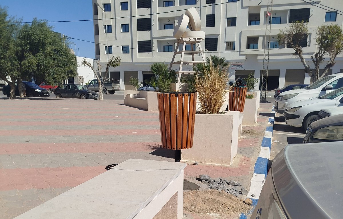 بلديّة قرمدة تركّز سلات اوراق جميلة بالفضاءات العامّة