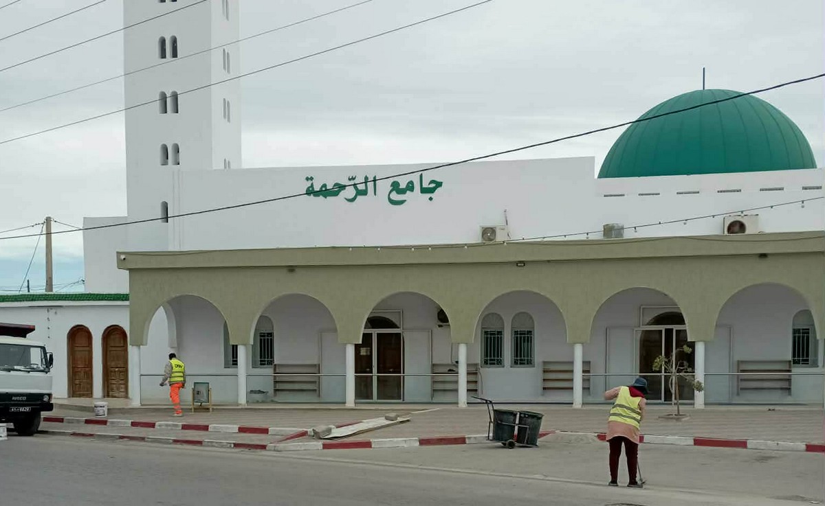 بمناسبة شهر  رمضان :بلدية  ساقية الزيت  تقوم  بحملات نظافة  للمقابر والمساجد