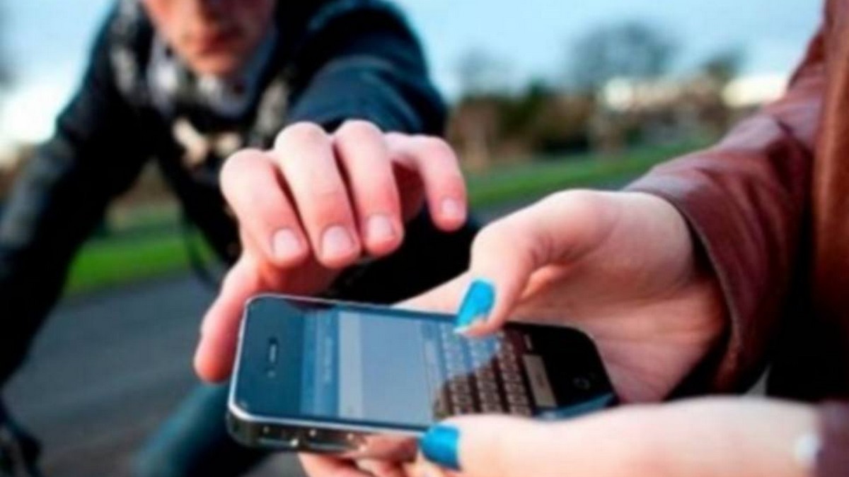 صفاقس : الاطاحة بقاصر ....سارق  الهواتف الجوّالة ...