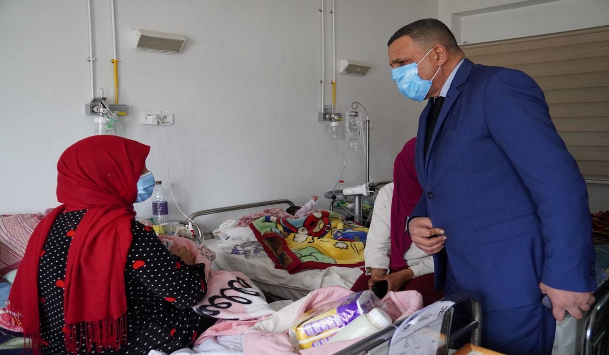 والي سيدي بوزيد  يزور الأطفال المقيمين بالمستشفى  ويقدم لهم هدايا عيد الفطر