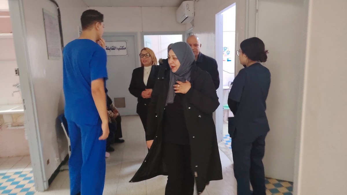 المدير العام لمستشفى  الهادي شاكر بصفاقس يقوم بزيارة تهنئة لكافة الإطار