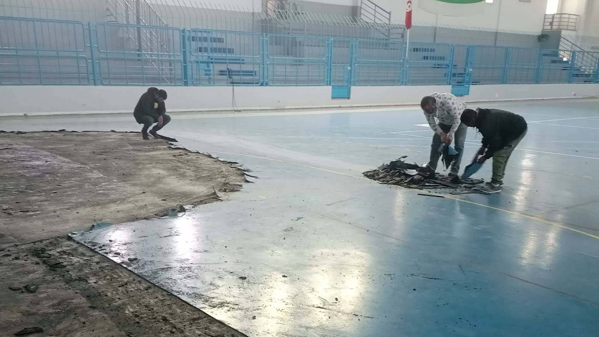 صفاقس : تجديد  ارضيّة القاعة الرياضية بقرمدة