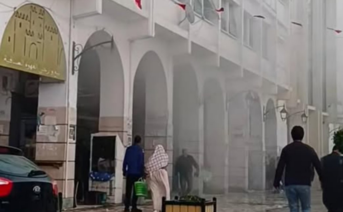 صفاقس : في 100 متر ...حريق  في  محل تجاري  في  قلب باب بحر ..والاسباب مجهولة