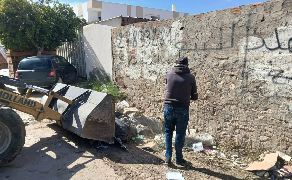 بلدية العين تواصل  تدخلاتها البيئيّة