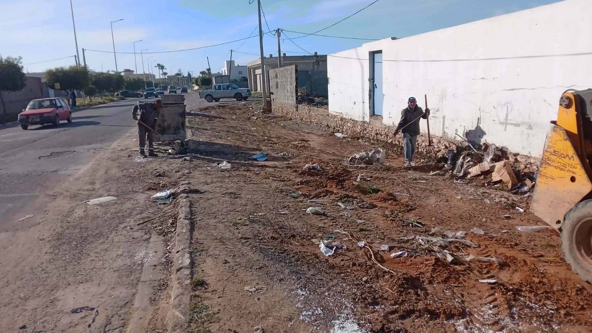 صفاقس بلدية  قرمدة  تواصل حملات التظافة ..ولكن اين  وعي المواطن