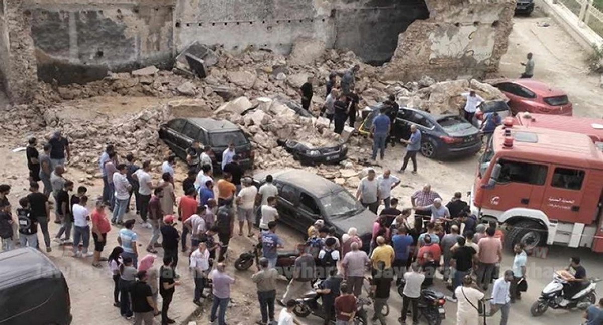 بلدية صفاقس  تشرع  في  رفع مخلفات بعض البناءات قرب مركب محمّد الجموسي