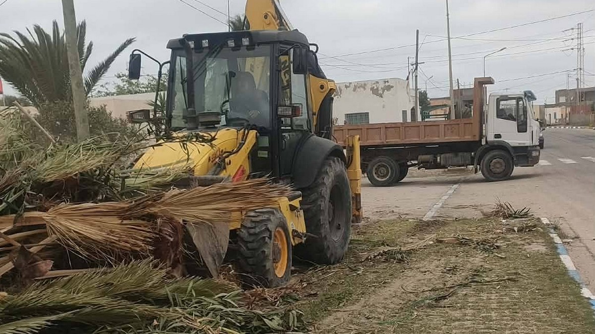 قرقنة : استعدادا  لموسم  الصيف ...حملات  نظافة متواصلة