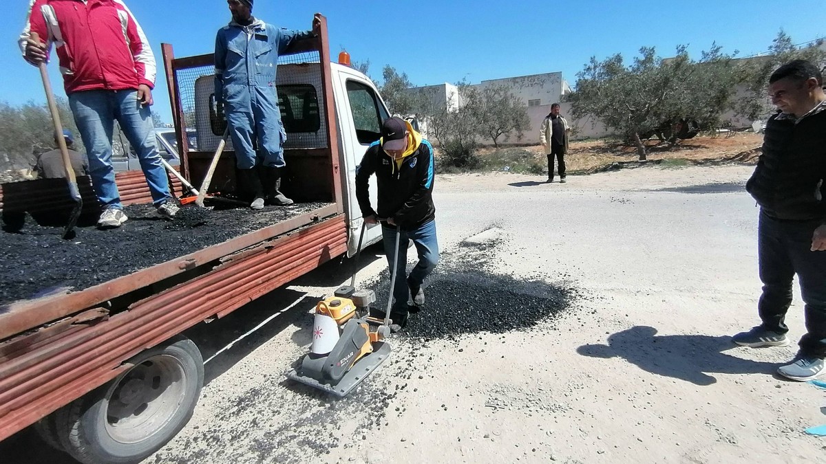صفاقس : بلدية  قرقنة تنطلق  في  اصلاح عديد  الطرقات بالجزيرة