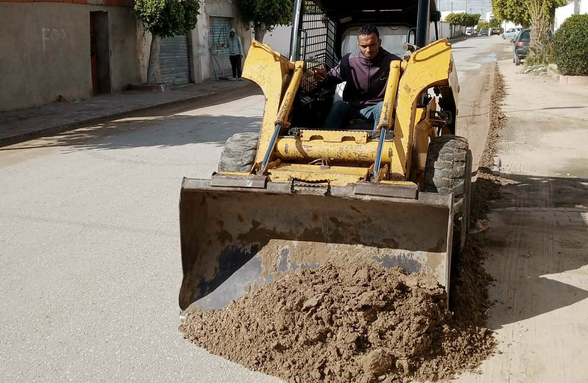 صفاقس : بلدية العين تزيل اتربة حواشي الطرقات