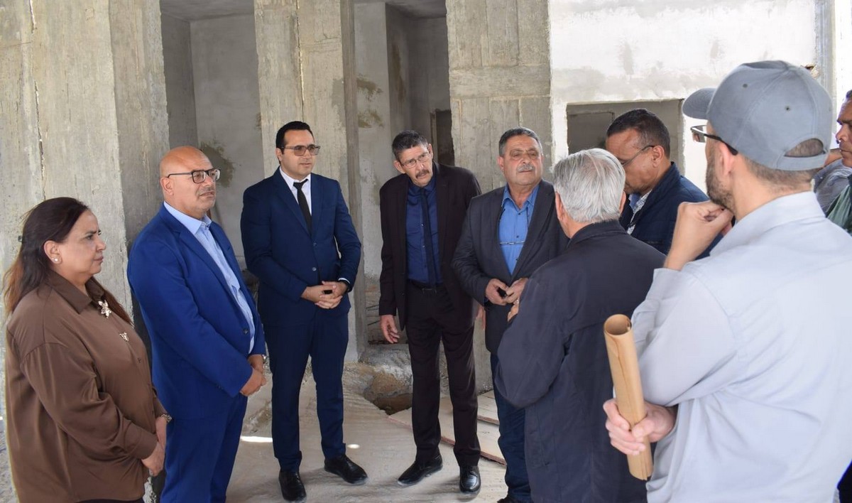 والي توزر يتابع المشاريع العمومية الكبرى بالجهة