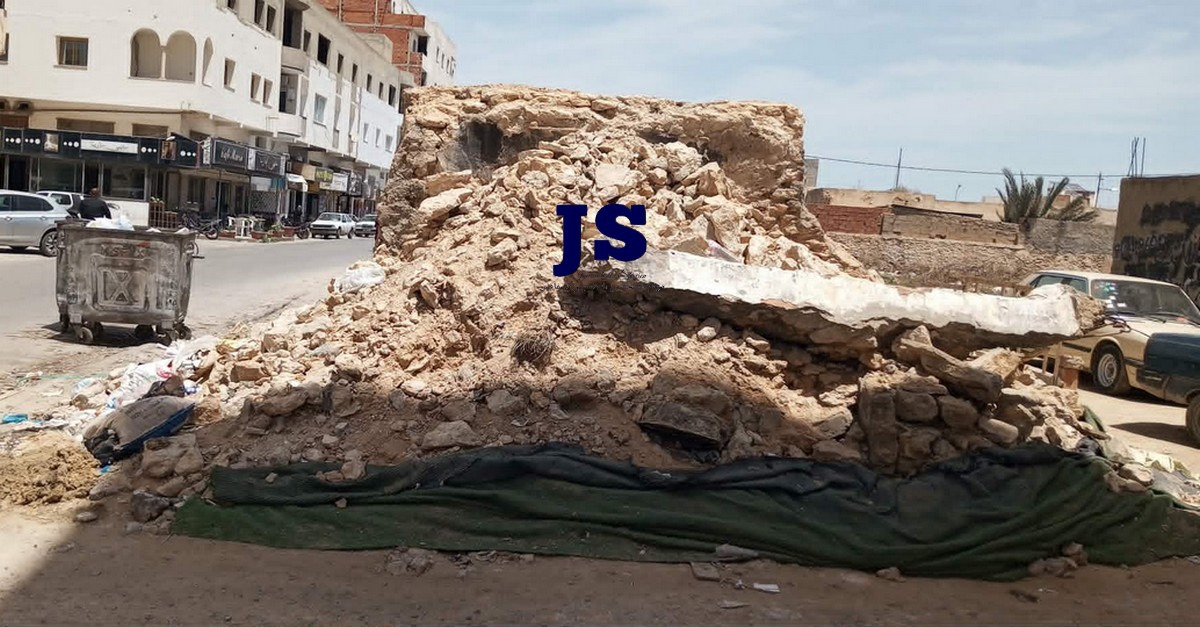 صفاقس : كانت بناية آيلة للسقوط فاصبحت مصبّا عموميا بعد  تدخل  البلدية
