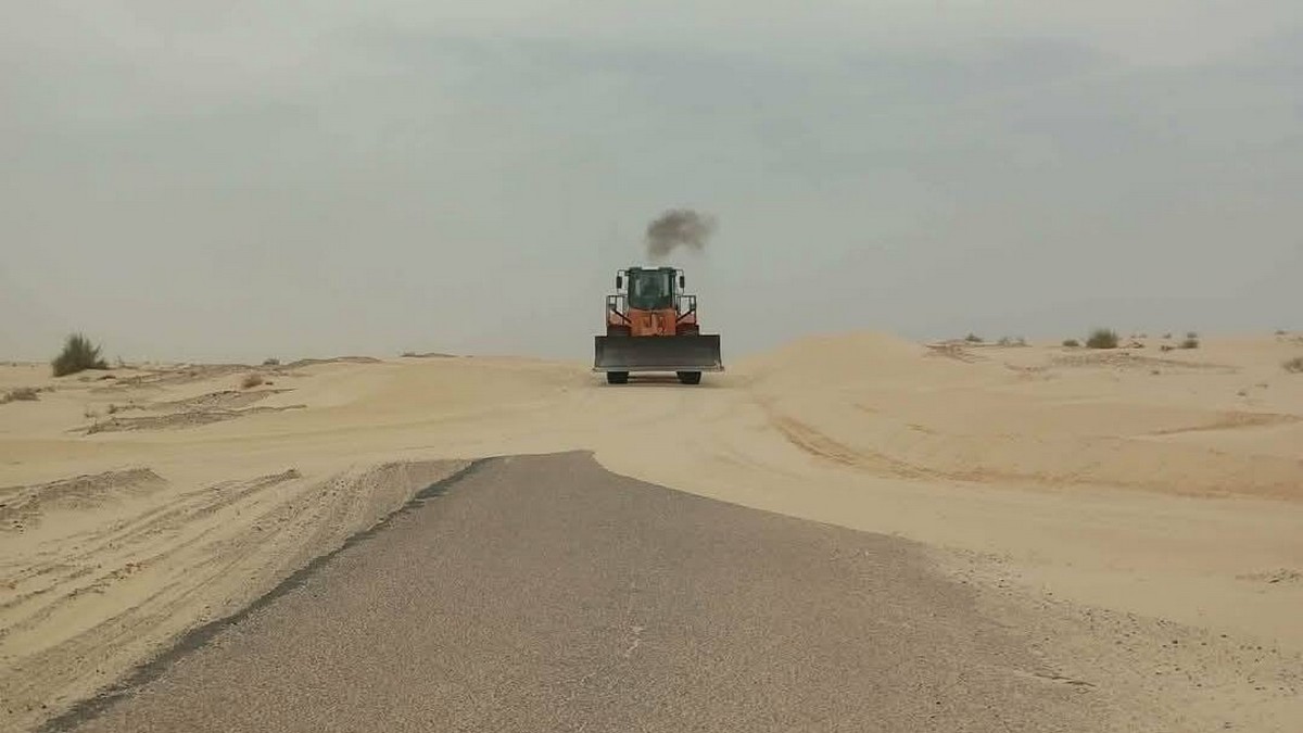الإدارة الجهوية للتجهيز بتوزر تواصل تدخلاتها لإزالة الرمال المتراكمة