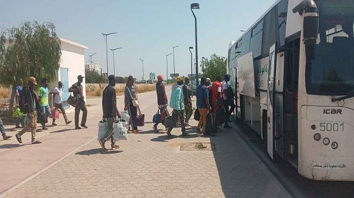 نقل مهاجرين غير نظاميين من العاصمة إلى مخيم 'العودة الطوعية' بالعامرة صفاقس