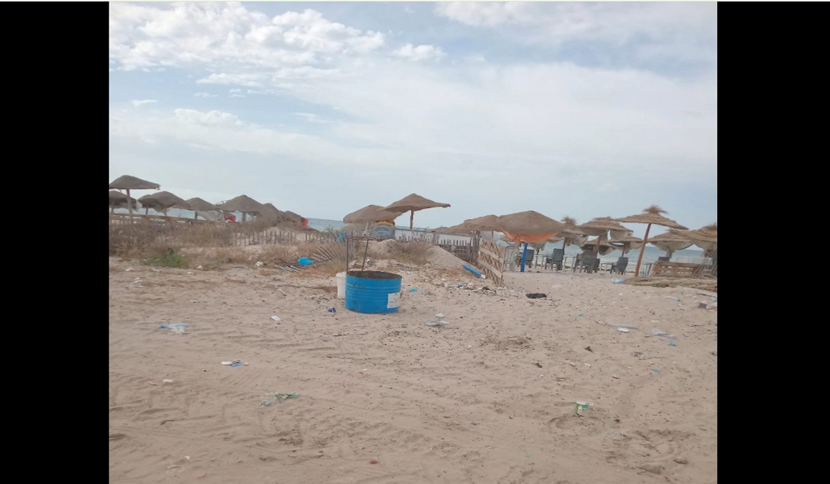 المحرس: البلدية توزع حاويات للنفايات على شاطئ البحر بالشفار