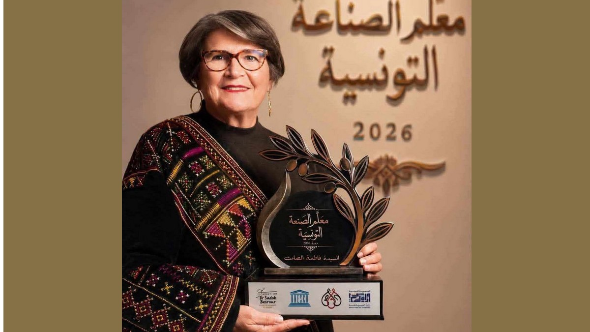 تكريم  للاستاذة الجامعية المتخصصة في الفنون الجميلة فاطمة الصامت