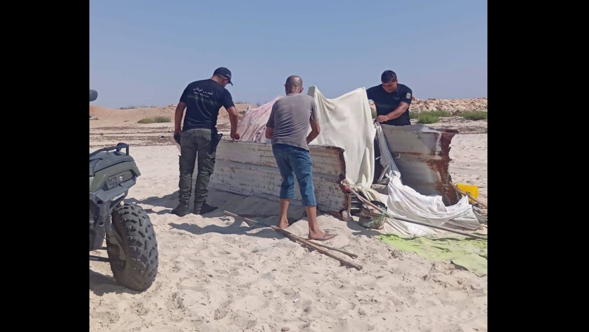 صفاقس : حملة في شاطئ الكازينو أسفرت عن إزالة 15 خيمة منصوبة بصفة عشوائية