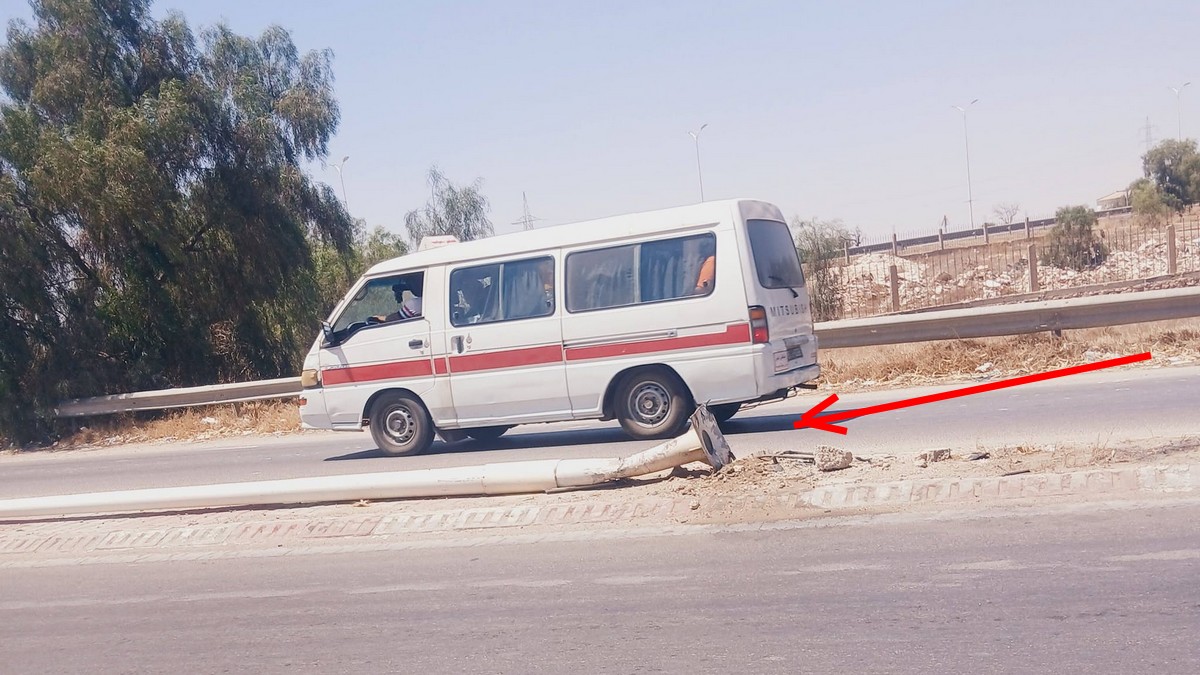 صفاقس : عامود كهربائي  يسقط  منذ اكثر من اسبوع اثر  حادث  مرور وبلدية ساقية الزيت  لا  تتحرّك