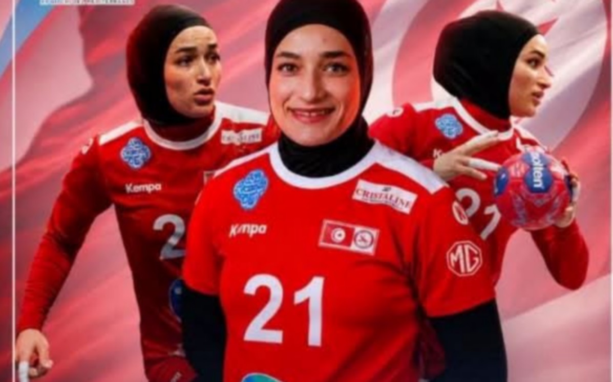 سندس حشانة لاعبة المنتخب التونسي لكرة اليد للكبريات ترفع الرّاية الوطنية خلال حفل افتتاح الألعاب المتوسطيّة