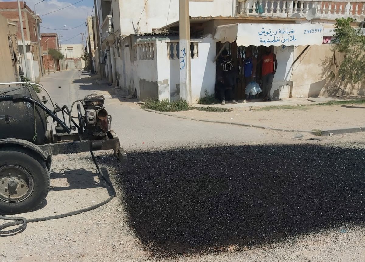 صفاقس بلدية طينة تنطلق  في  مشروع صيانة الطرقات