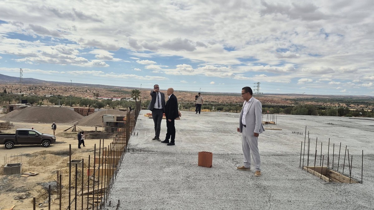والي القيروان  يؤدّي زيارة الى خضيرة اشغال مشروع  بناء المستشفى الجهوي بحفوز
