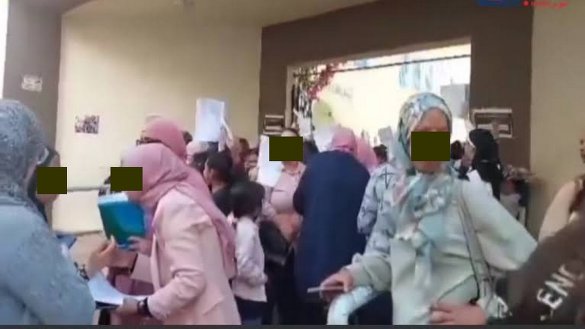 صفاقس لماذا يبقى بعض الأولياء أمام المدارس رغم دخول أبنائهم الى القسم؟