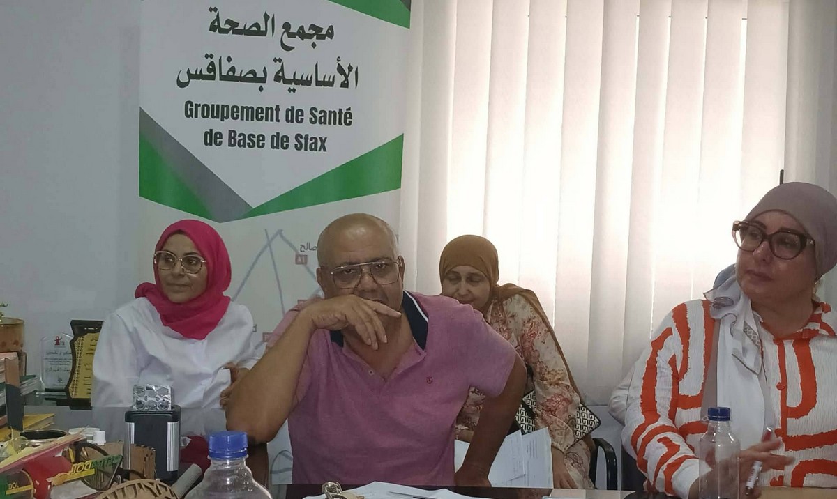 جلسة لتقييم  عمل فريق الوحدة المتنقلة للطب المدرسي  والجامعي بصفاقس