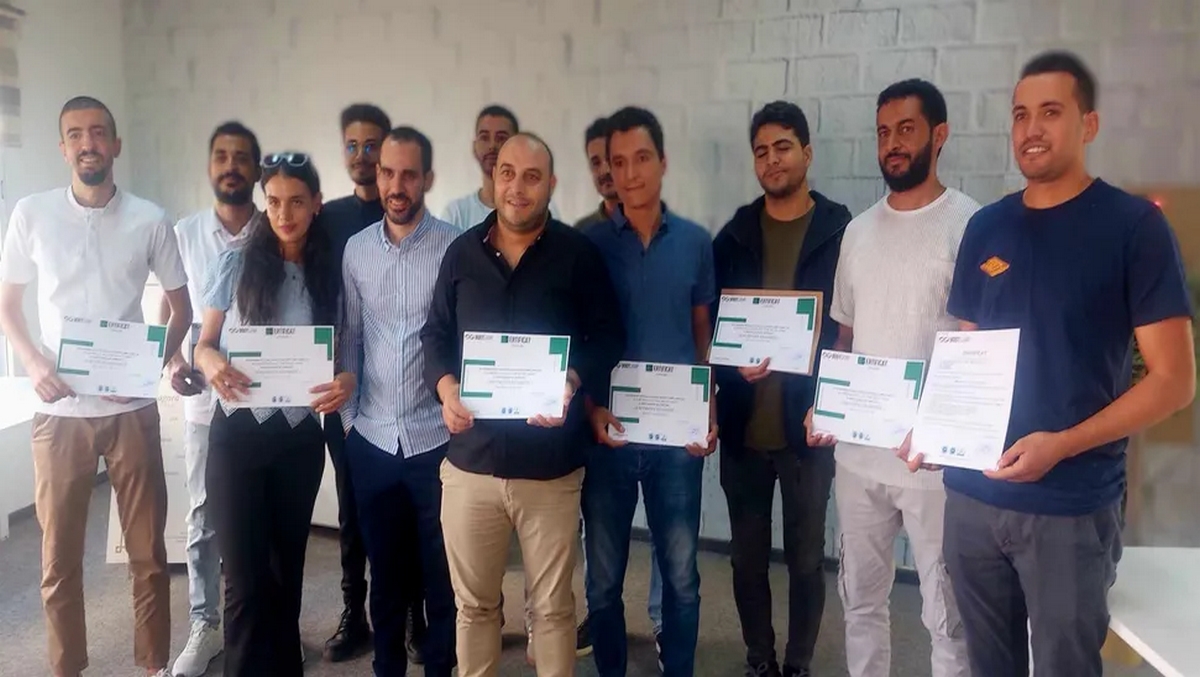 صفاقس توزيع شهائد ختم الدورة التكوينية في أنظمة شحن السيارات الكهربائية